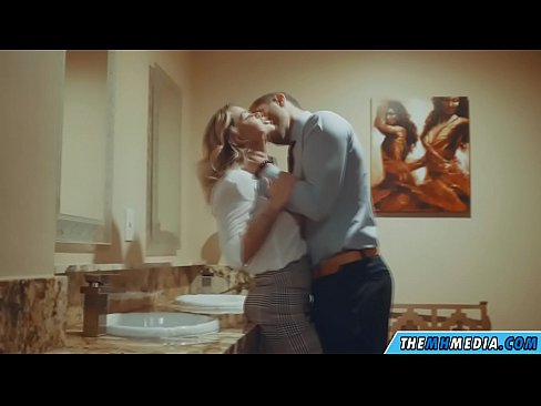 ❤️ Ke hoʻowalewale ʻia ʻoe e kahi blonde busty i kahi lumi hoʻomaha ākea ☑ Fuck video ma haw.nudexxx.ru ❌️❤